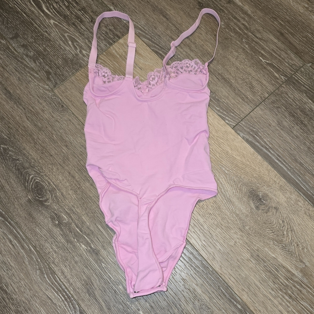 SKIMS Kim Kardashian Women's XS Pink Lace Bodysuit New w/out Tags! - Picture 2 of 4